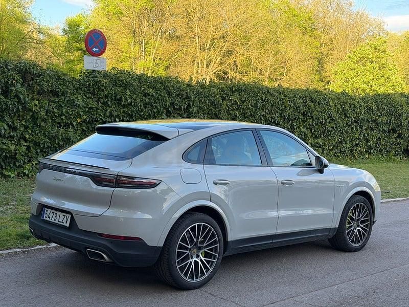 Usado Porsche Cayenne Platinum Edition 462 CV (339 kW) 2022 Gris / plata SUV