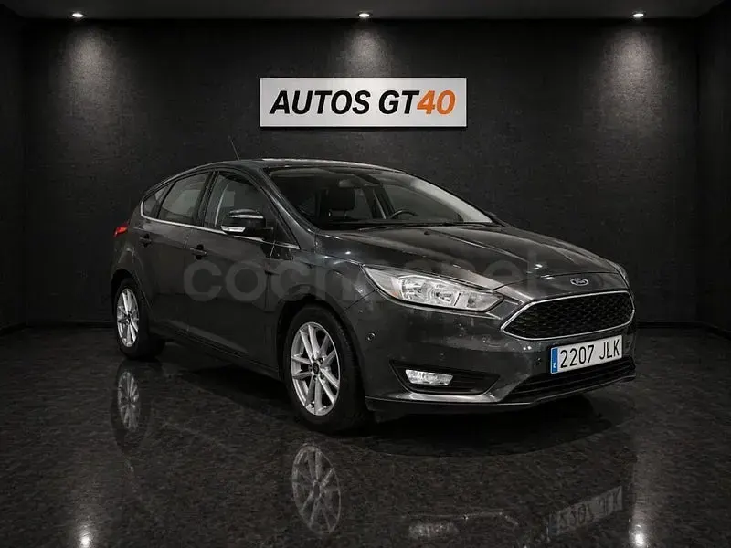 Usado Ford Focus Trend 125 CV (91 kW) 2015 Gris / plata Berlina