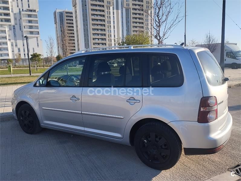 Usado VW Touran Edition 105 CV (77 kW) 2008 Gris / plata Monovolumen