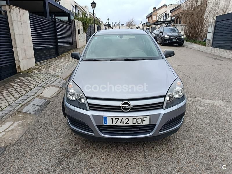 Usado Opel Astra Essentia 90 CV (66 kW) 2004 Gris / plata Berlina