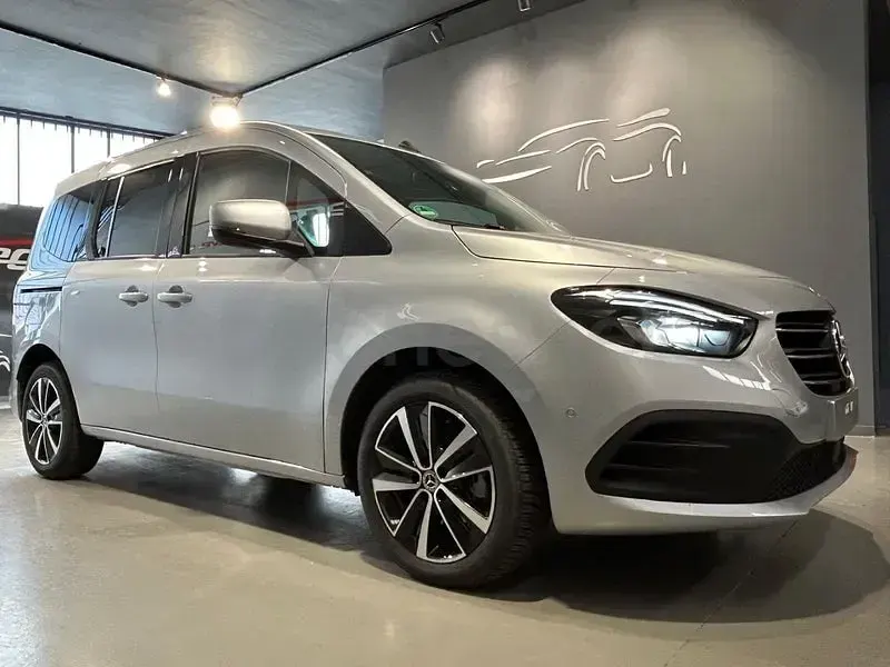 Usado Mercedes T180 116 CV (85 kW) 2023 Gris / plata Monovolumen