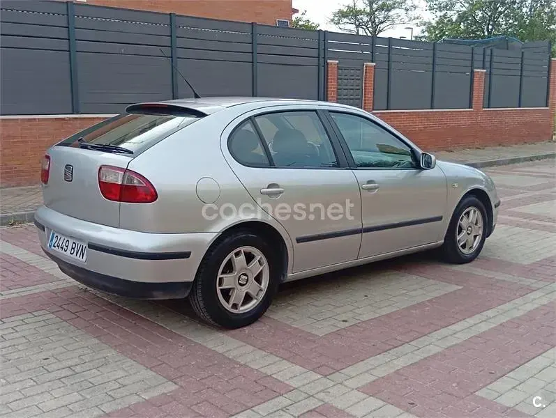 Usado Seat Leon 110 CV (80 kW) 2002 Gris / plata Utilitario