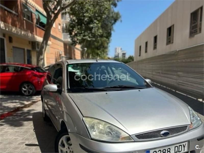 Usado Ford Focus Trend 100 CV (73 kW) 2004 Gris / plata Berlina