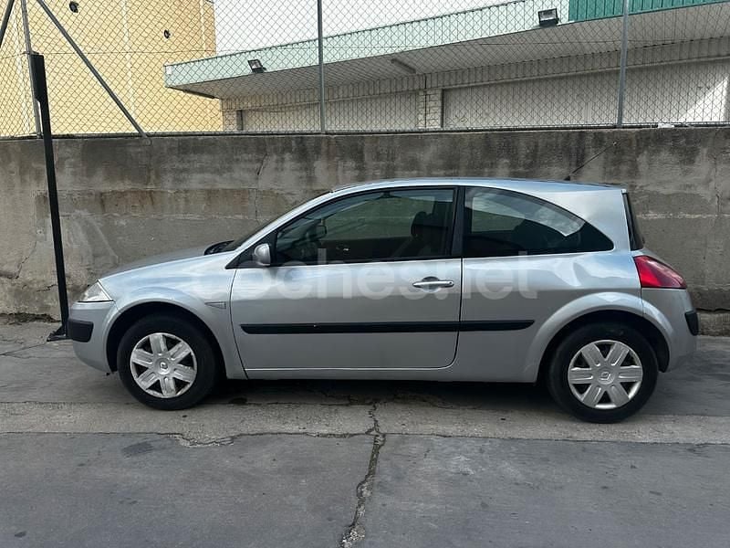 Gris / plata Usado 2003 Renault Mégane II Dynamique Berlina | 1999 € (Precio justo) - Imagen 1/4