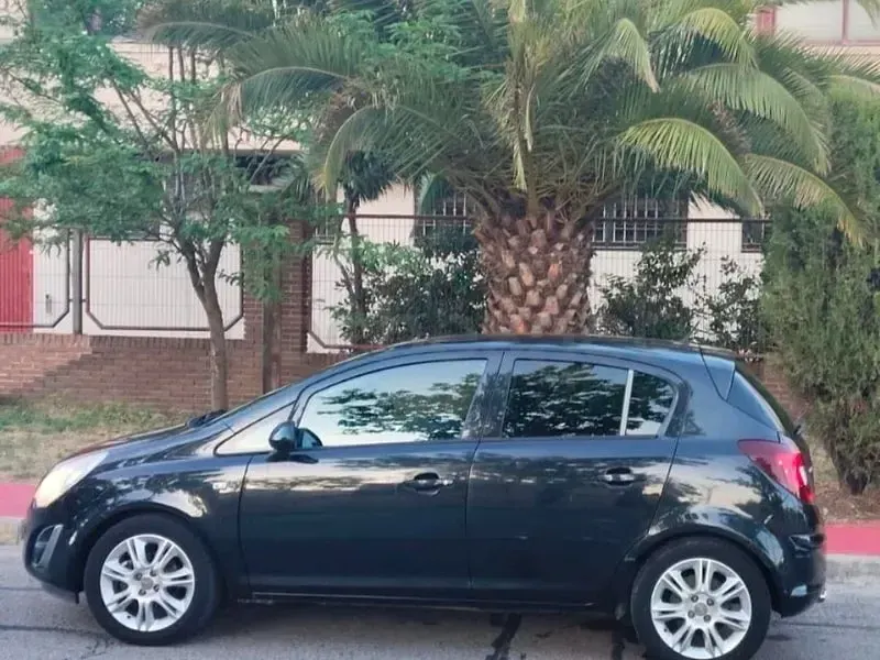 Usado Opel Corsa Color Edition 100 CV (73 kW) 2012 Negro Utilitario
