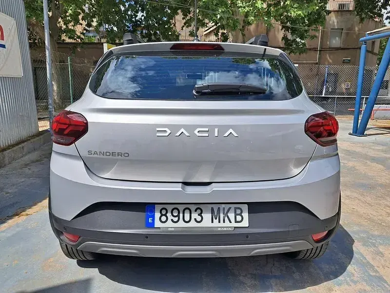 Usado Dacia Sandero Expression 101 CV (74 kW) 2023 Gris / plata Berlina
