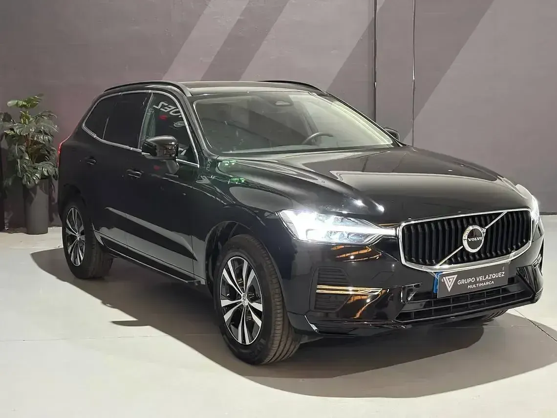Käytetty Volvo XC60 Momentum 197 HP (144 kW) 2021 Musta Katumaasturi