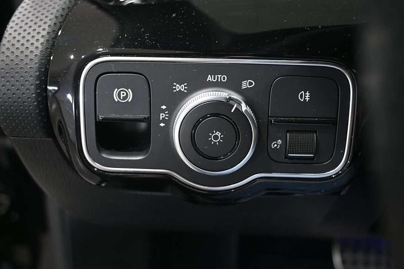 Negro Usado 2020 Mercedes A180 Utilitario | 20.691 € (Super precio) - Imagen 1/4
