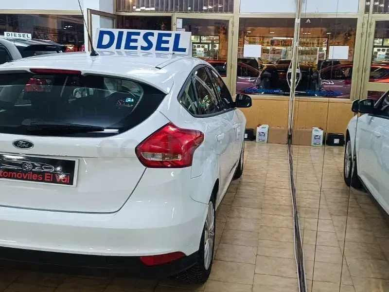 Usado Ford Focus Sport 120 CV (88 kW) 2015 Blanco Berlina