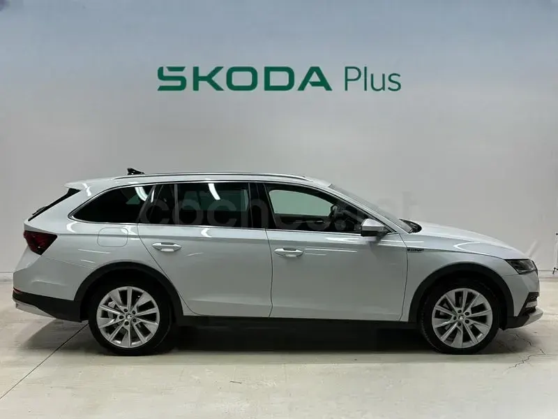 Usado Skoda Octavia Scout 4x4 150 CV (110 kW) 2022 Gris / plata Familiar