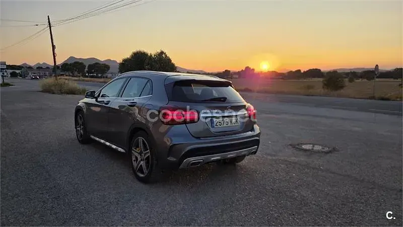 Usado Mercedes GLA180 122 CV (89 kW) 2018 Gris / plata SUV