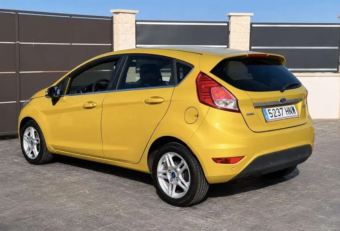 Usado Ford Fiesta Titanium 95 CV (69 kW) 2013 Amarillo Utilitario
