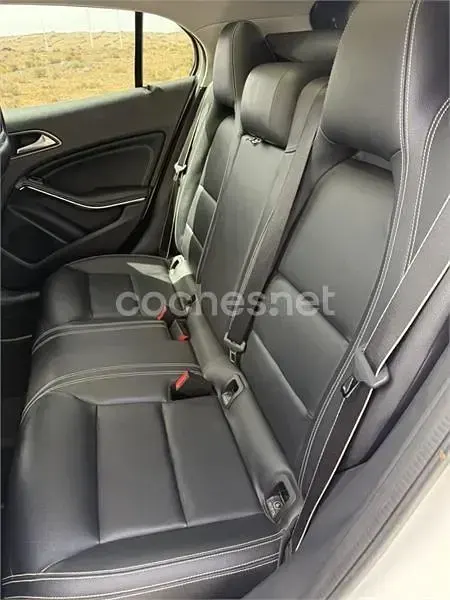 Usado Mercedes GLA180 122 CV (89 kW) 2019 Blanco SUV
