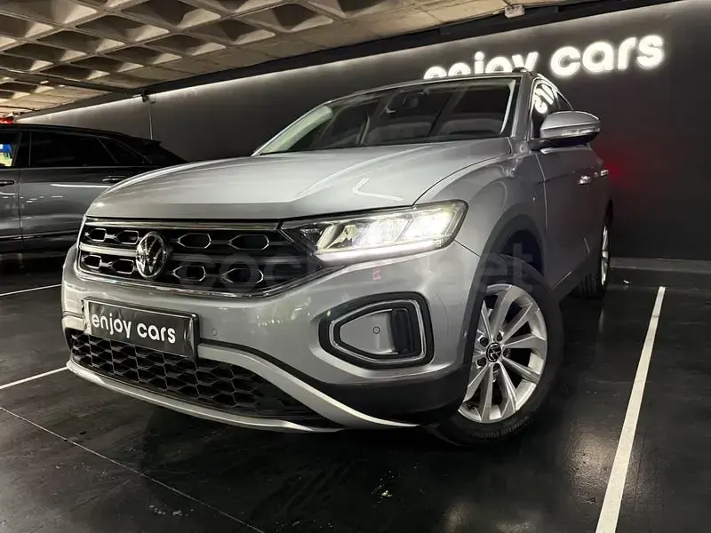 Usado VW T-Roc Life 110 CV (80 kW) 2023 Gris / plata SUV