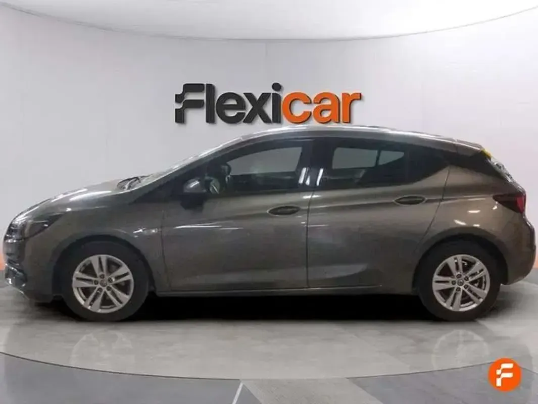 Usado Opel Astra 110 CV (80 kW) 2020 Gris Berlina