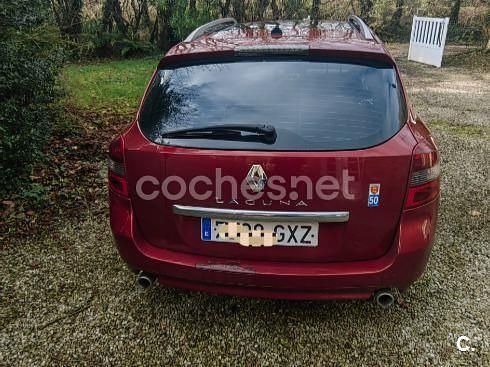 Käytetty Renault Laguna III GT 150 HP (110 kW) 2010 Punainen Sedan