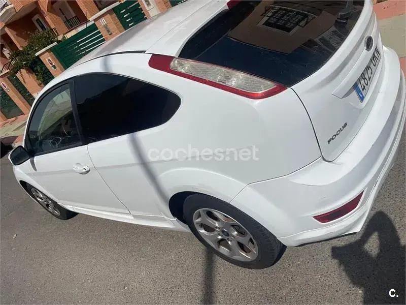 Usado Ford Focus Trend 109 CV (80 kW) 2009 Blanco Berlina