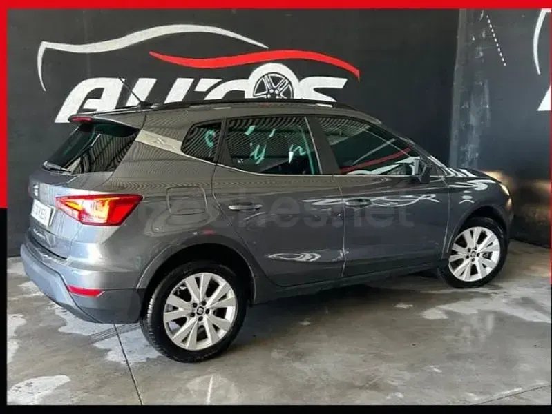 Usado Seat Arona Ecomotive 95 CV (69 kW) 2018 Gris / plata SUV
