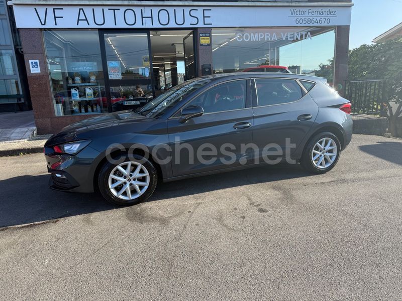 Gris / plata Usado 2022 Seat Leon Reference Berlina | 14.990 € (Precio justo) - Imagen 1/4