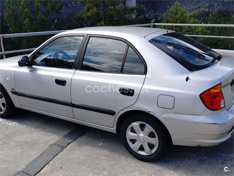 Gris / plata Usado 2005 Hyundai Accent Berlina | 2400 € - Imagen 1/4