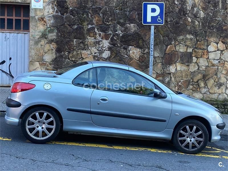 Usado Peugeot 206 110 CV (80 kW) 2001 Azul Descapotable