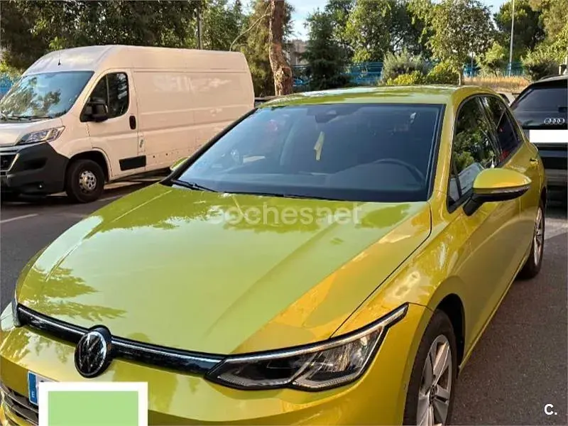 Usado VW Golf VIII Life 150 CV (110 kW) 2022 Amarillo Berlina