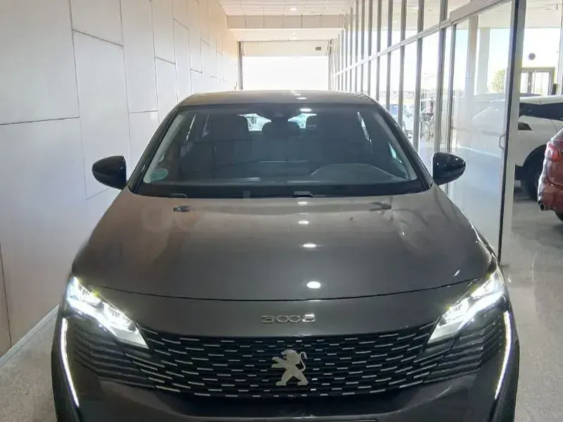Usado Peugeot 3008 Active 130 CV (95 kW) 2022 Gris / plata SUV