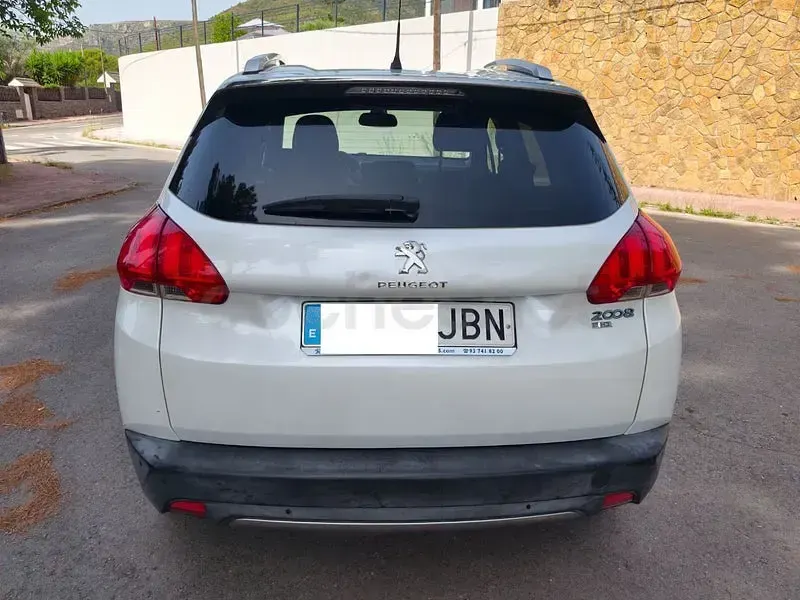 Usado Peugeot 2008 Allure 115 CV (84 kW) 2014 Blanco SUV