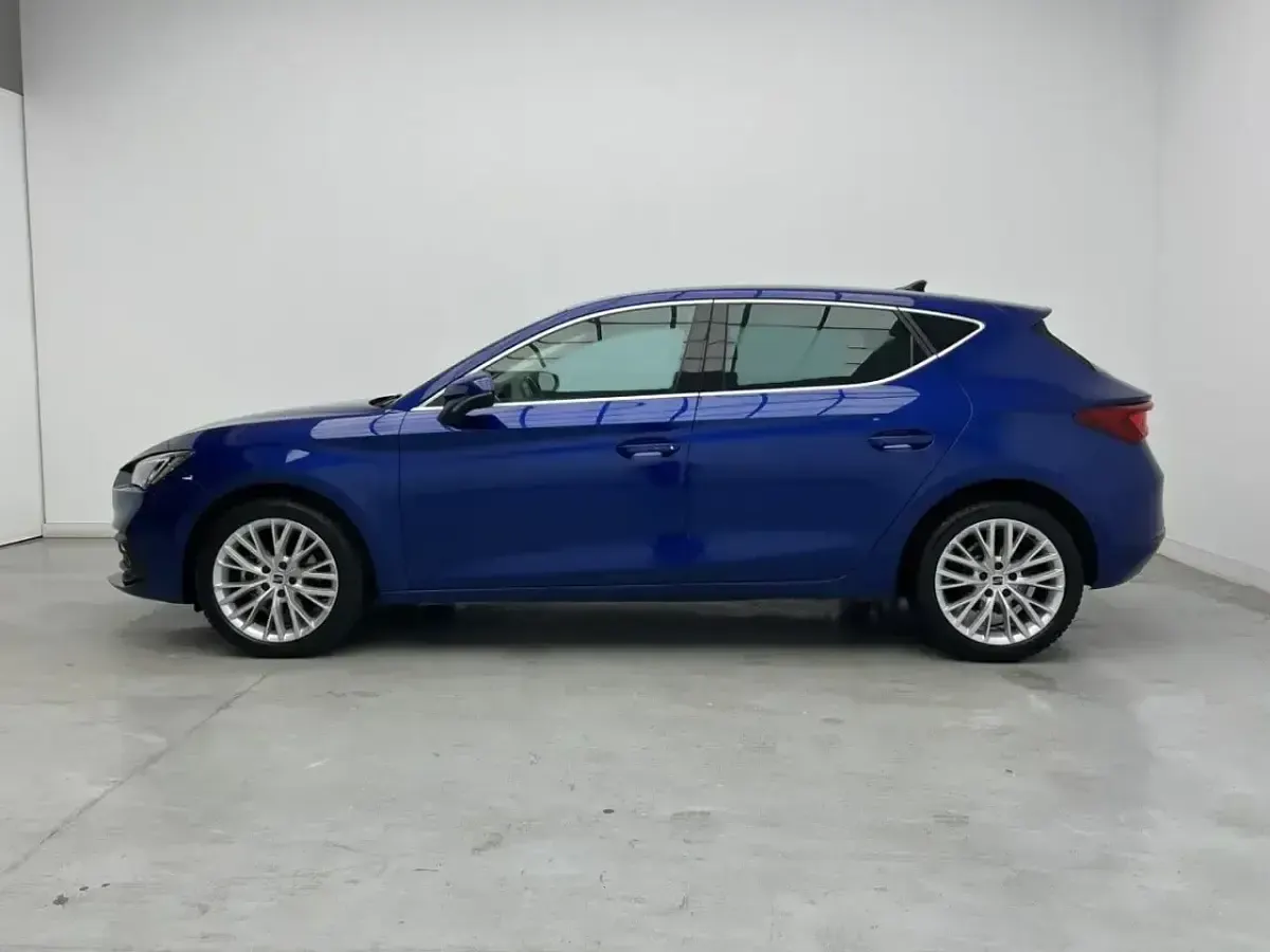 Usado Seat Leon XCELLENCE 150 CV (110 kW) 2021 Azul Berlina