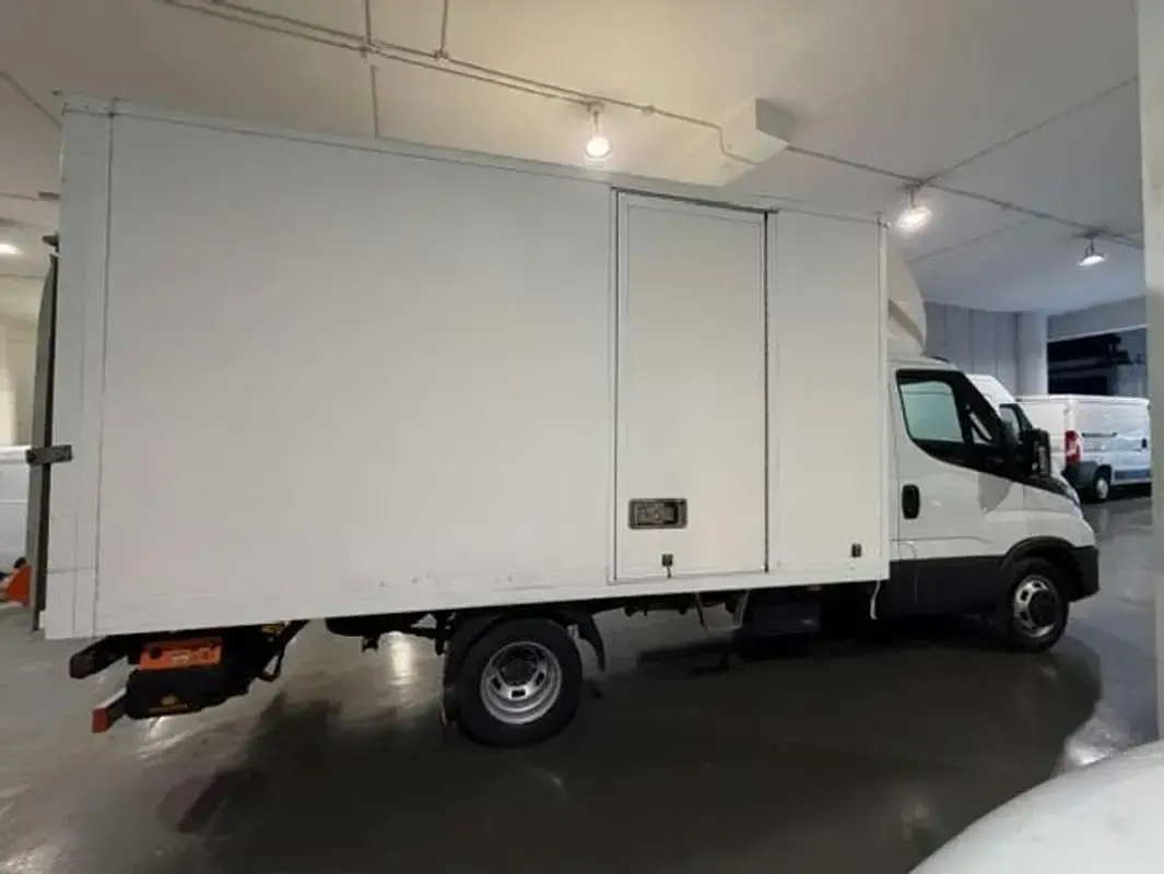 Usado Iveco Daily 160 CV (117 kW) 2023 Blanco Van