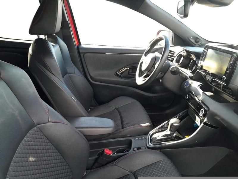 Usado Toyota Yaris Hybrid Style 115 CV (84 kW) 2021 Rojo