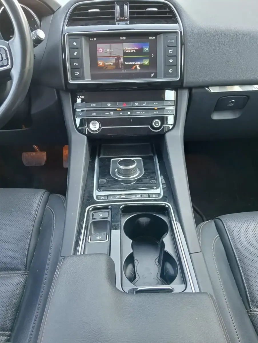 Usado Jaguar F-Pace Portfolio 180 CV (132 kW) 2016 Gris SUV