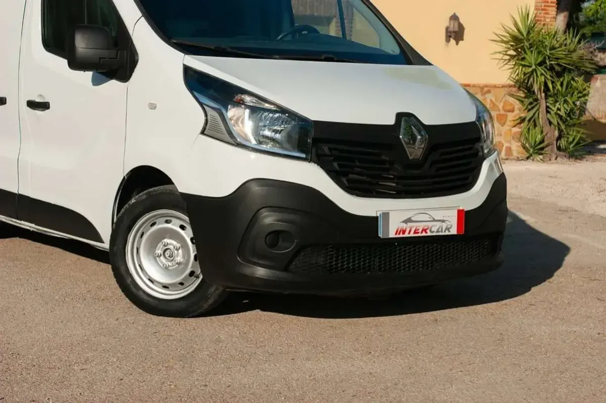 Usado Renault Trafic 95 CV (69 kW) 2015 Blanco Monovolumen