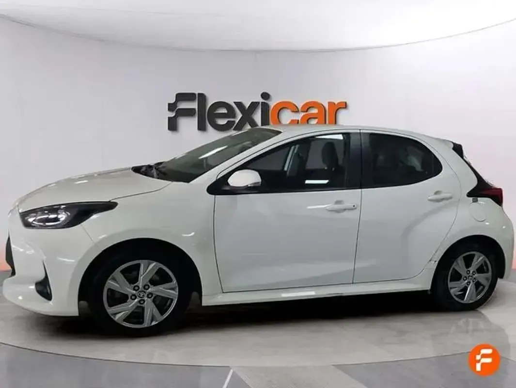 Usado Toyota Yaris Active 116 CV (85 kW) 2025 Blanco Utilitario