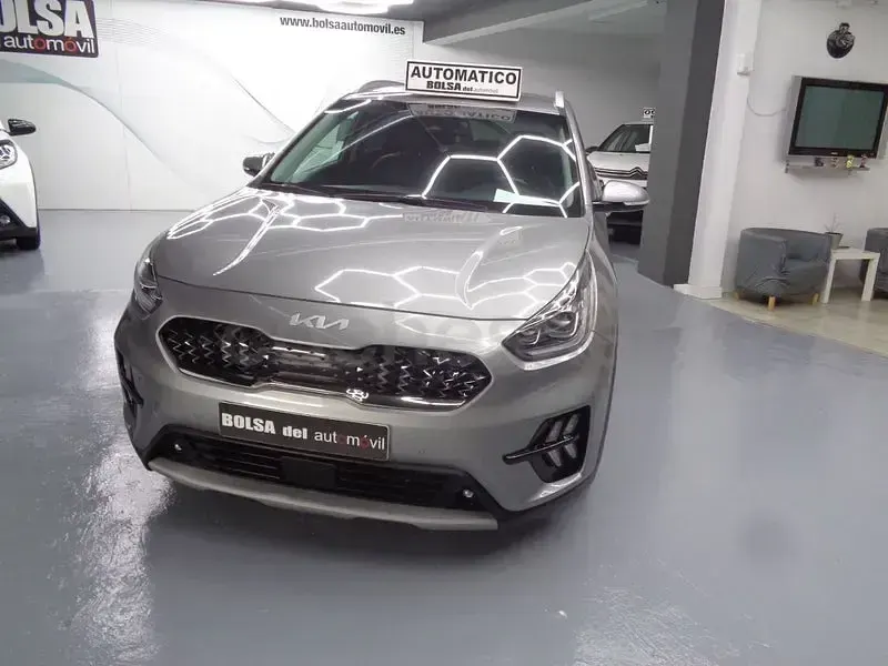 Usado Kia Niro 141 CV (103 kW) 2022 Gris / plata SUV