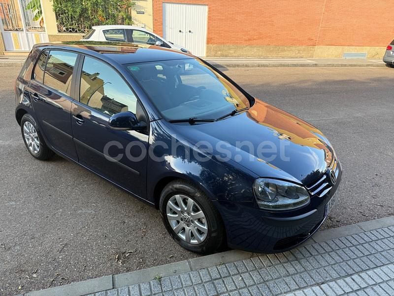 Azul Usado 2006 VW Golf V Conceptline Berlina | 5990 € (Precio justo) - Imagen 1/4