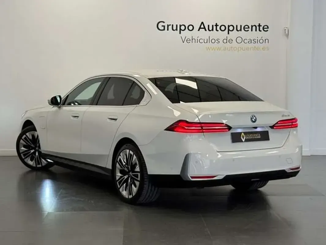 Usado BMW 530e Comfort Edition 299 CV (219 kW) 2024 Blanco Berlina