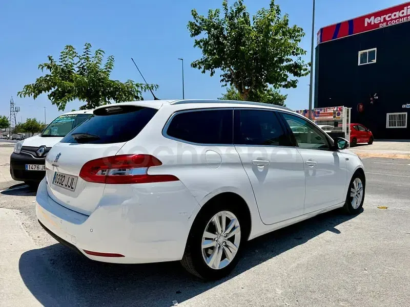 Usado Peugeot 308 SW Active 120 CV (88 kW) 2015 Blanco Familiar
