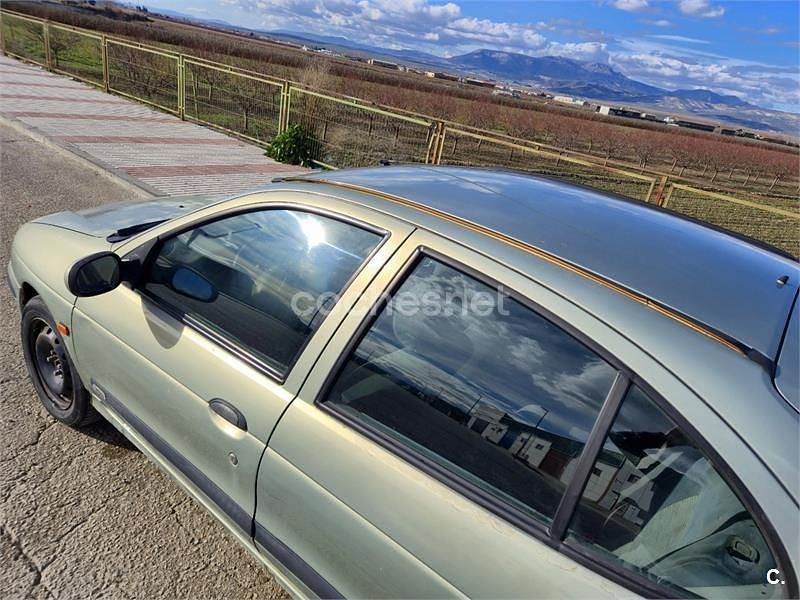 Usado Renault Mégane 80 CV (58 kW) 2002 Verde Berlina