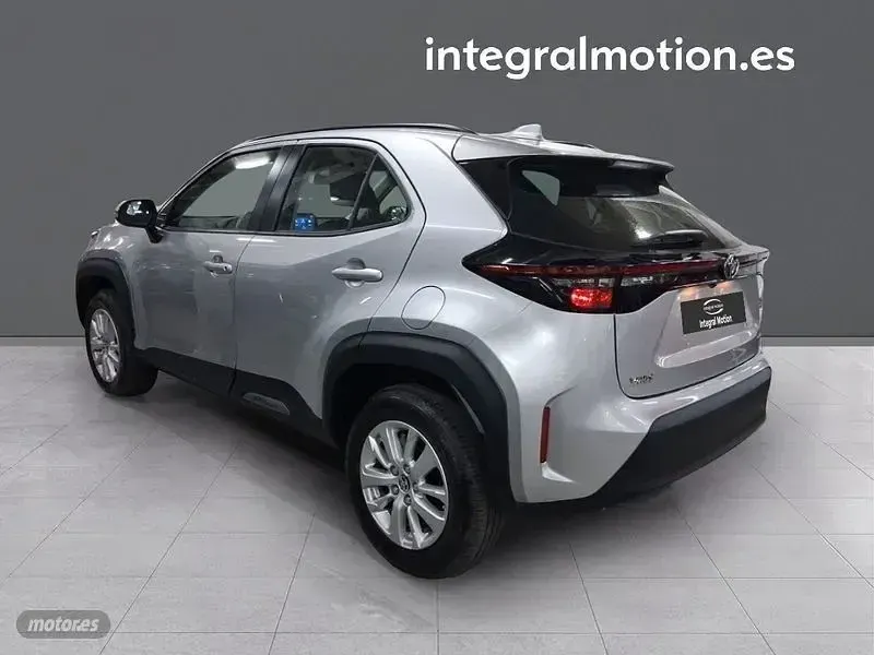 Usado Toyota Yaris Cross Business Edition 116 CV (85 kW) 2025 Plateado SUV