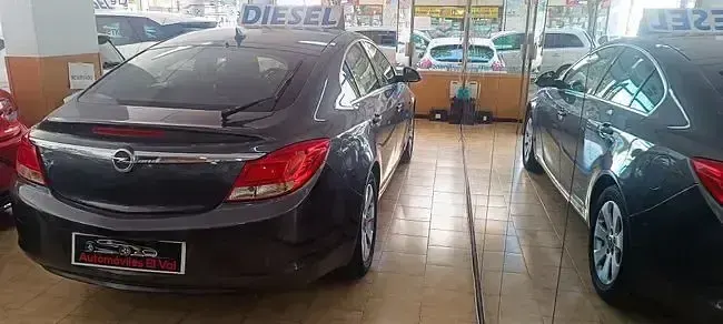 Usado Opel Insignia Edition 130 CV (95 kW) 2010 Gris / plata Berlina