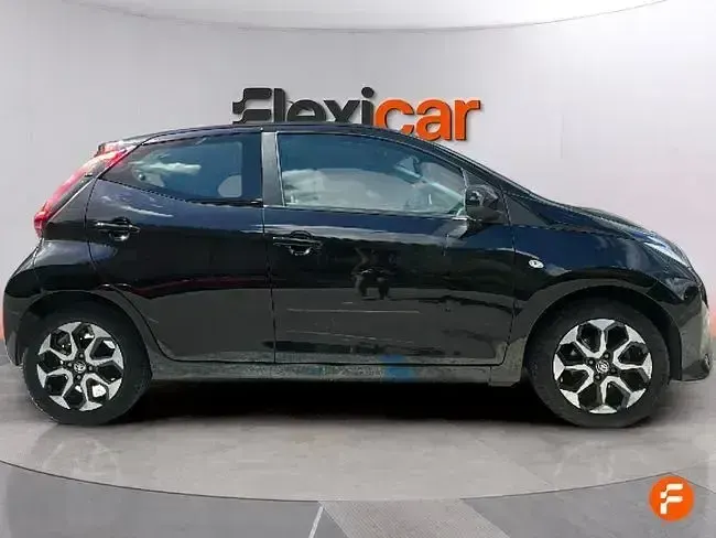 Używany Toyota Aygo X-play 72 KM (52 kW) 2019 Czarny Hatchback