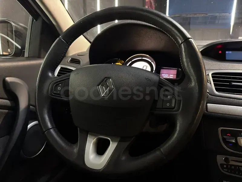 Usado Renault Mégane III Dynamique 105 CV (77 kW) 2009 Rojo Berlina