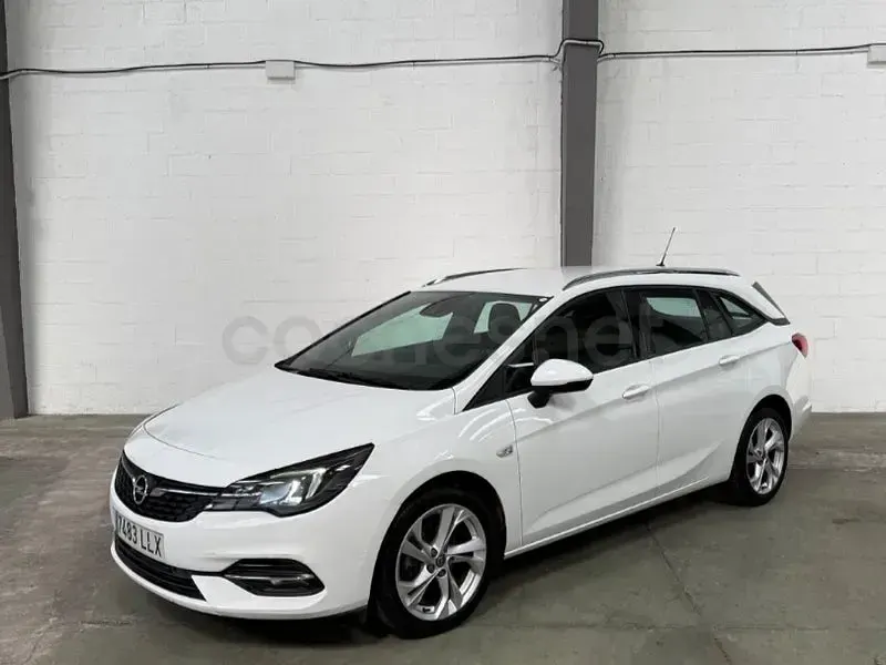 Usado Opel Astra Dynamic 110 CV (80 kW) 2020 Blanco Familiar