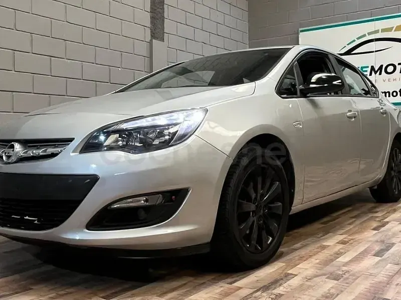 Usado Opel Astra Excellence 110 CV (80 kW) 2016 Gris / plata Berlina