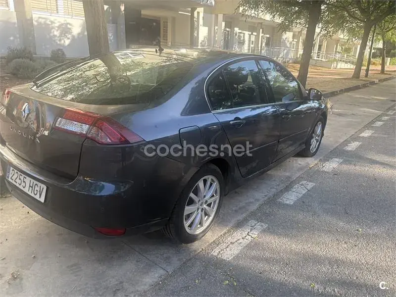 Usado Renault Laguna III Dynamique 110 CV (80 kW) 2011 Gris / plata Berlina
