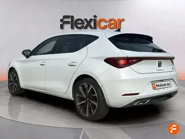 Usado Seat Leon Style 130 CV (95 kW) 2022 Blanco