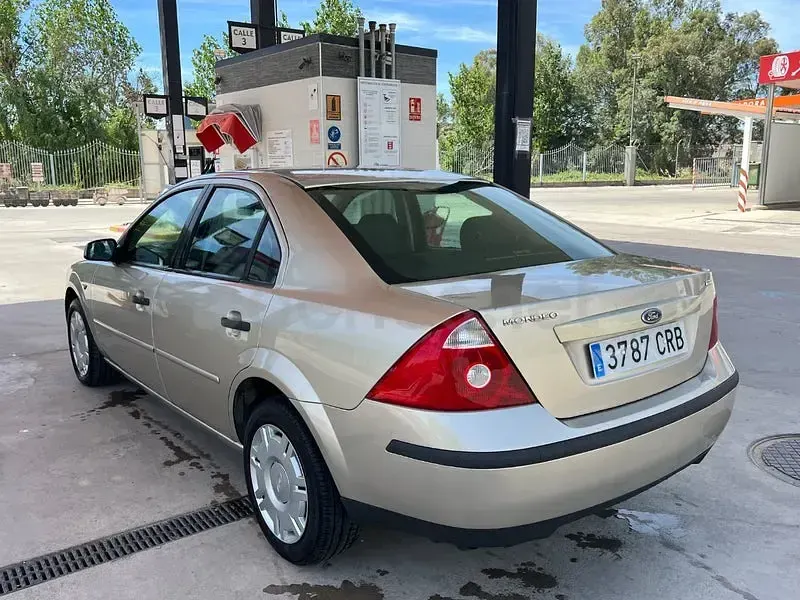 Usado Ford Mondeo Ambiente 115 CV (84 kW) 2004 Beige Berlina