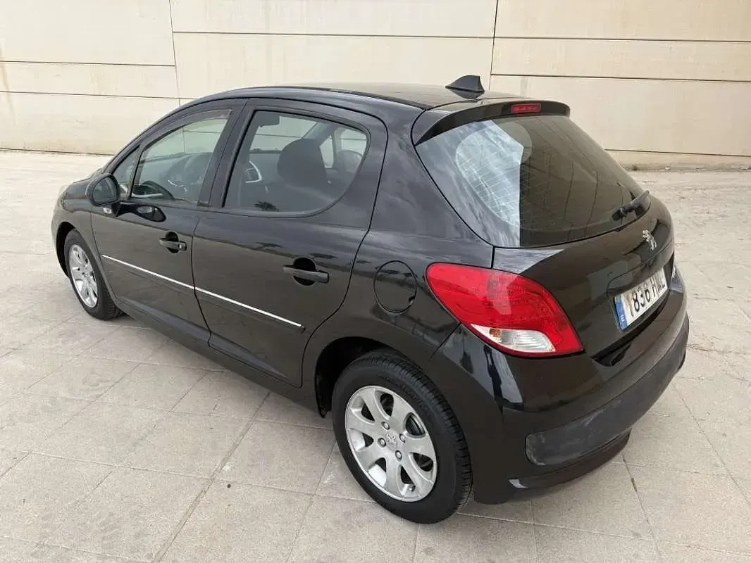 Usado Peugeot 207 Active 70 CV (51 kW) 2012 Negro Utilitario