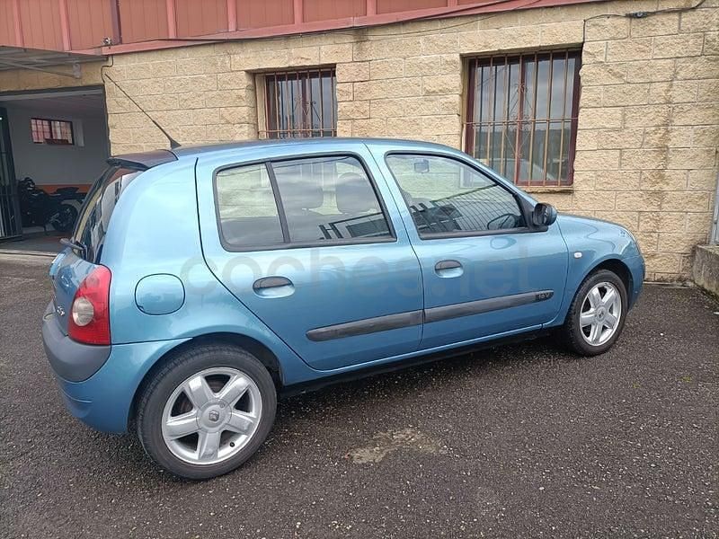 Usado Renault Clio II Expression 75 CV (55 kW) 2003 Azul Berlina